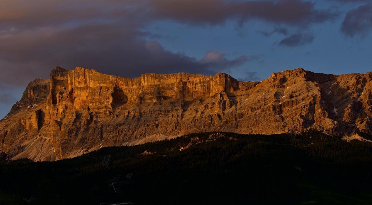 Ciasa Montanara Hotel Ла Виля Екстериор снимка