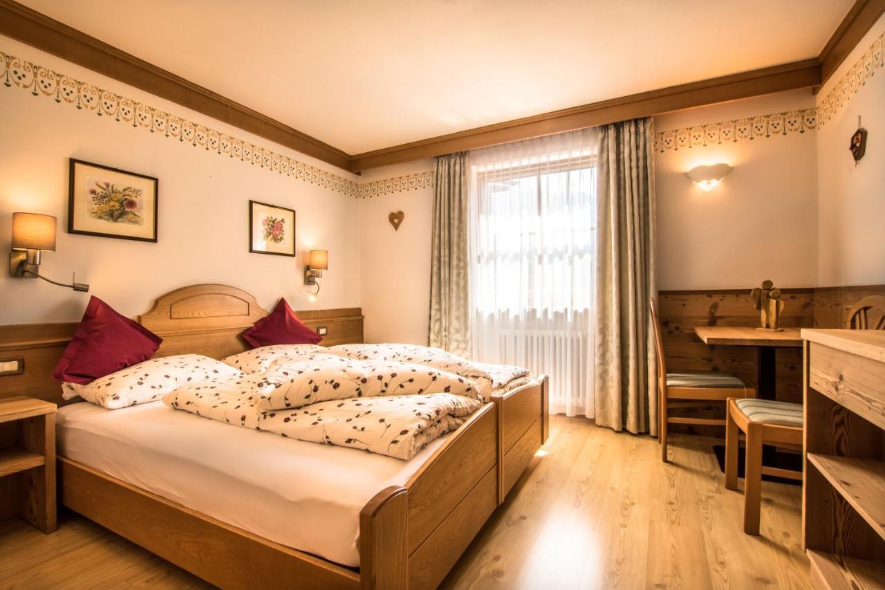 Ciasa Montanara Hotel Ла Виля Екстериор снимка