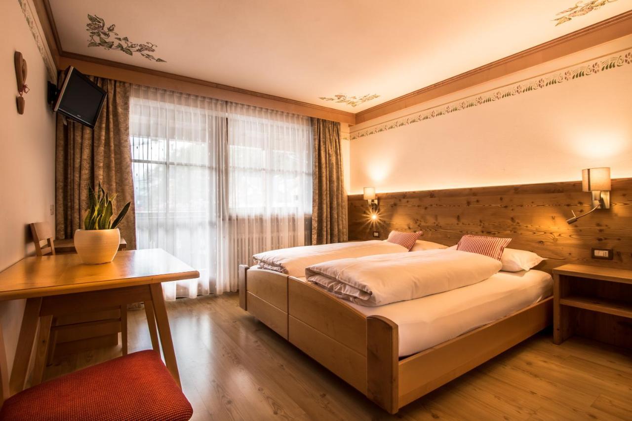 Ciasa Montanara Hotel Ла Виля Екстериор снимка