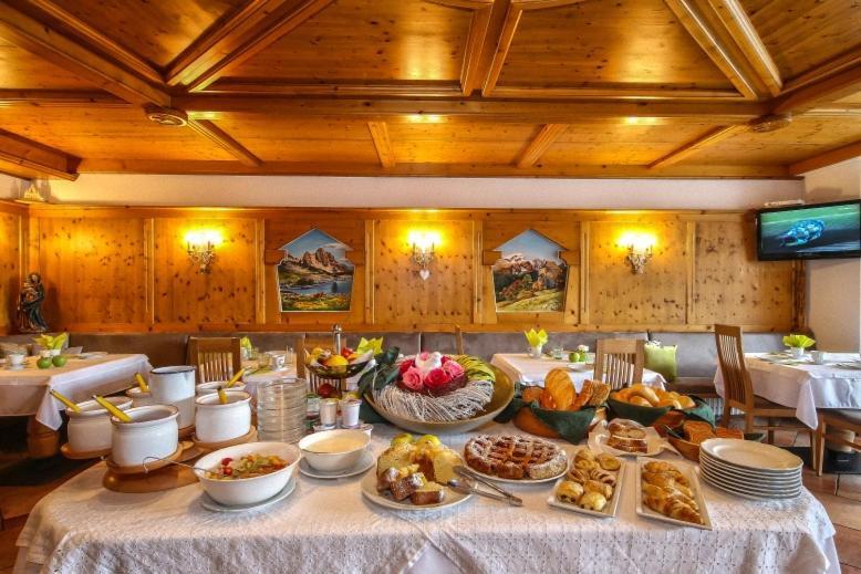 Ciasa Montanara Hotel Ла Виля Екстериор снимка